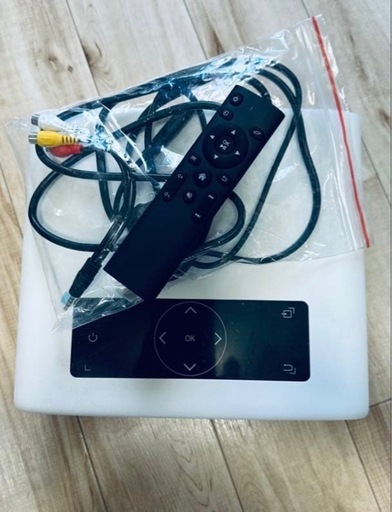 WiFi機能を搭載したJQ818Cプロジェクター、ホームシアターや教育に最適
