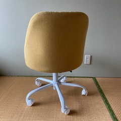 黄色いデスクチェアの画像