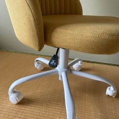 黄色いデスクチェアの画像