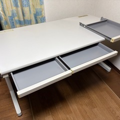 オフィスデスクの画像