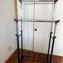 2列の洋服ラック、ハンガーラックの画像