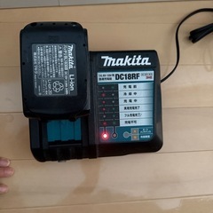取引中　makita マキタ コードレス 紙パック式　掃除機の画像