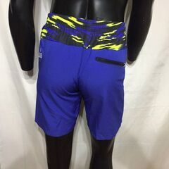 新品 Mサイズ UMBRO アンブロ 人気のタイガーカラー 撥水&防風 グラフィッククロス ハーフパンツ ウインドブレーカー  UMULJF14ブルーA0802の画像