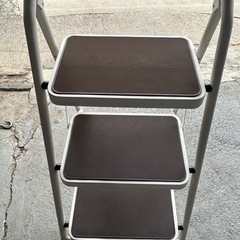 中古美品 山善 YAMAZEN 折りたたみ トレー付き ステップ 脚立 3段 YSF-7013R の画像