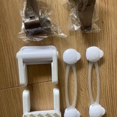 【未使用、未開封】ベビー、ペットいたずら防止グッズ コンセントキャップ ドアロック コーナーガード  の画像