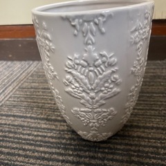 陶器 花瓶 約18cm フラワーベース 白 エンボス模様 アンティーク調の画像