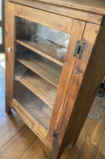 手作り木工のキャビネット