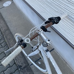 クロスバイク  ロードバイク　自転車　ギア付き　白　ホワイト　赤　レッドの画像