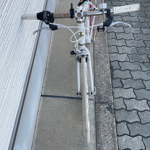 クロスバイク  ロードバイク　自転車　ギア付き　白　ホワイト　赤　レッド