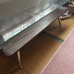 ガラスのお洒落なテーブルの画像