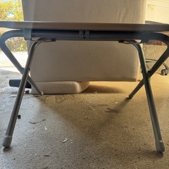 折りたたみ机、きまりましたの画像