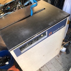 梱包する際の自動でバンドする機械の画像