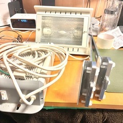 高出力ハロゲンライト。変圧器、アーム付きの画像