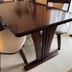ダイニングテーブルの画像