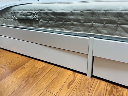 IKEA 白色ダブルベッドフレーム｜充電ポート付き｜収納引き出しあり