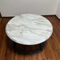大理石調テーブルの画像