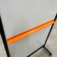 【来店歓迎】【OF-134】Plus/プラス ホワイトボードパーテーション キャスター付 ミーティング 会議 間仕切り　検)事務机　オフィス チェア　会議 椅子　ロッカー　ミーティングテーブル　応接ソファ 店舗 事務所 什器　書庫 本棚 ラック デスク スチール 美品多数 格安 【中古オフィス家具】の画像