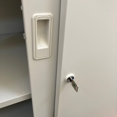 【来店歓迎】【OF-135】共栄 ローキャビネット 引き違い書庫 鍵付 書類保管 備品収納 ホワイトスチール 検)事務机　オフィス チェア　会議 椅子　ロッカー　ミーティングテーブル　応接ソファ 店舗 事務所 什器　書庫 本棚 ラック デスク スチール 美品多数 格安 【中古オフィス家具】の画像