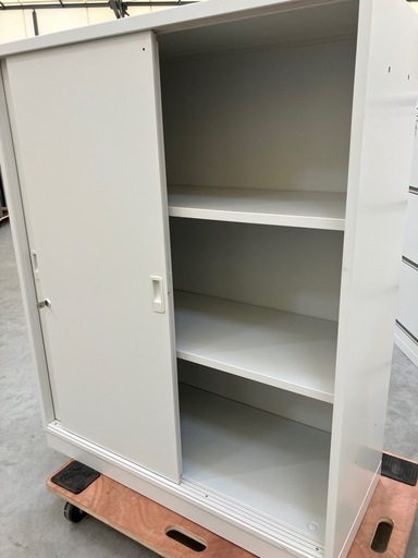 【来店歓迎】【OF-135】共栄 ローキャビネット 引き違い書庫 鍵付 書類保管 備品収納 ホワイトスチール 検)事務机　オフィス チ