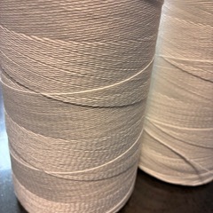 早い者勝ち！【2本セット】　毛糸 約1kg×2本　ホワイト　コーン巻き　糸　素材　生成　ハンドメイドの画像