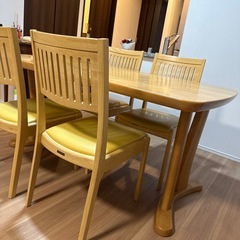 ダイニングテーブルと椅子4脚セットの画像