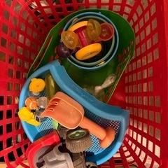 おもちゃとベビーカーの画像