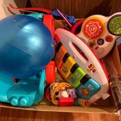 おもちゃとベビーカーの画像