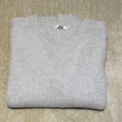 ユニクロ ニット Ｖネック シミありの画像
