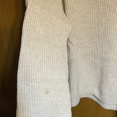 ユニクロ ニット Ｖネック シミありの画像