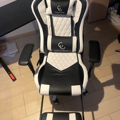 ゲーミングチェアとデスク
の画像