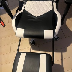 ゲーミングチェアとデスク
の画像