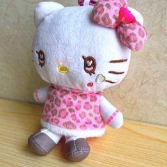 ピンクヒョウ柄キティ マスコットポーチ ハート型カラナビつきの画像