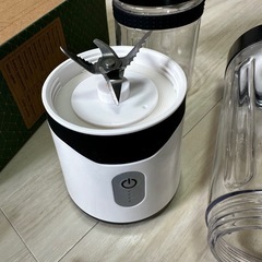 ジューサー　ミキサー　付属品つきの画像