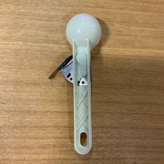丸型のアイスクリームを作る器具（アイスクリームディッシャー）の画像