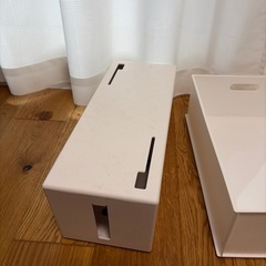 ケーブル隠し + プラスチック収納の画像