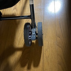 チャイルドシートとベビーカーの画像