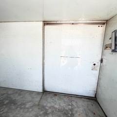  ホワイト二重扉物置の画像