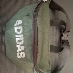 adidasボディバックの画像