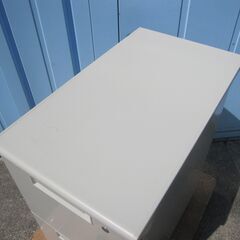 ２段脇机　鍵あり　ニューグレー　400ｘ700ｘ700　プラス製　扉へこみありの画像