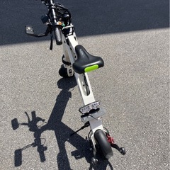 折り畳み電動バイクの画像