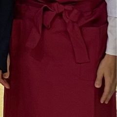 エンジ色エプロンの画像