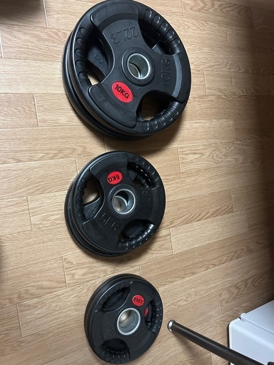 【筋トレ】各2枚ずつ　20kg（写真には写ってない）、10kg、5kg、2.5kgプレート