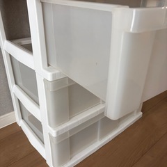 3段透明衣装ケースの画像