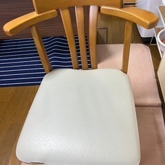 木の椅子の画像