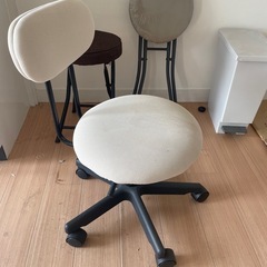 折りたたみテーブル2個、椅子の画像