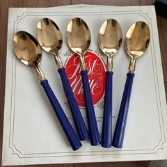 皿とスプーンセットの画像