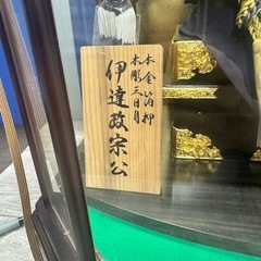 五月人形 美品☆兜飾り 伊達政宗公　ガラスケース入り オルゴール付き　箱付きの画像