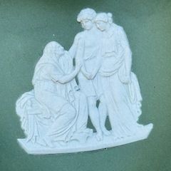 B8044【ウェッジウッド】ジャスパー セージグリーン ハート型トレイ 小物入れ 若者に忠告する老女の画像