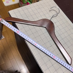 【お取引中】ブラウン木製ハンガー 38センチ 15本の画像