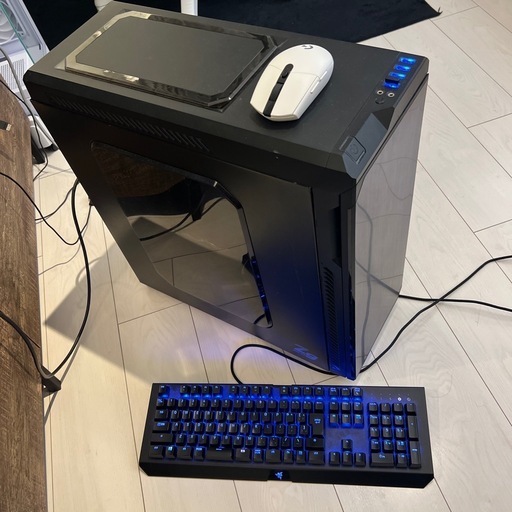ゲーミングPC、モニター、キーボード、マウス